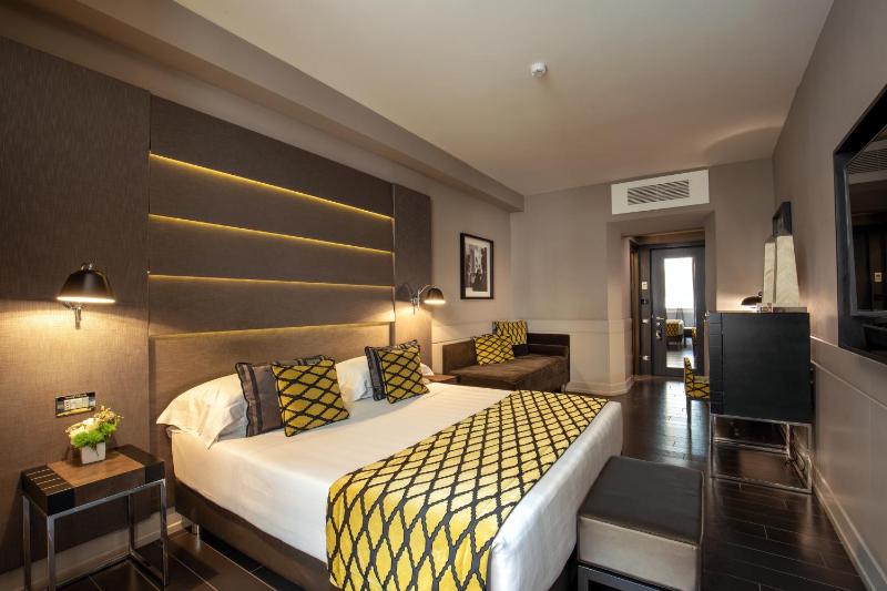 Deluxe Triple Room image 3