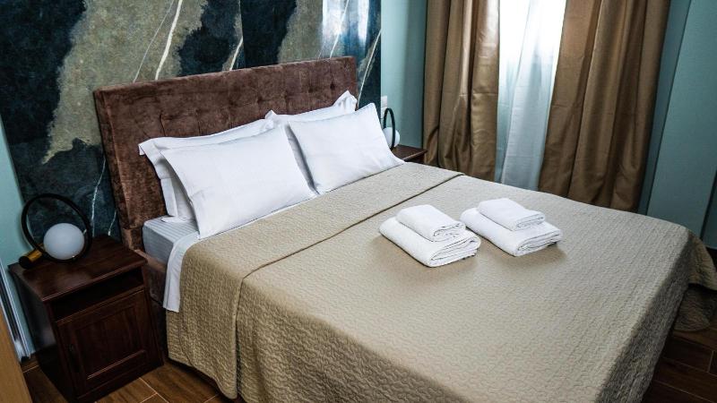 Deluxe King Room image 1