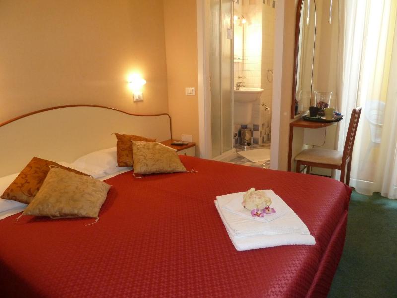 Double Room with Partial Sea View image 4