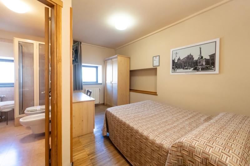 Economy Double Room image 4