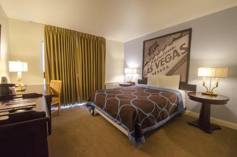 Deluxe Queen Room -  Non-Smoking image 2