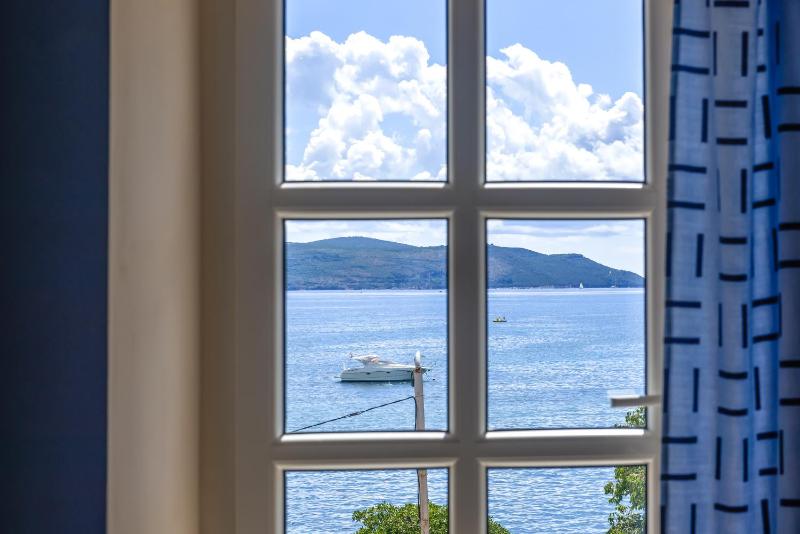 Apartment with Sea View image 2