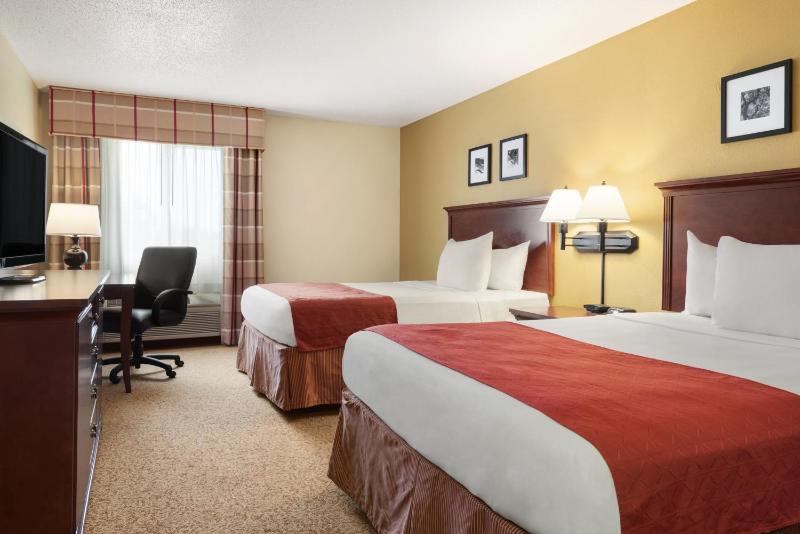 Queen Room with Two Queen Beds image 2