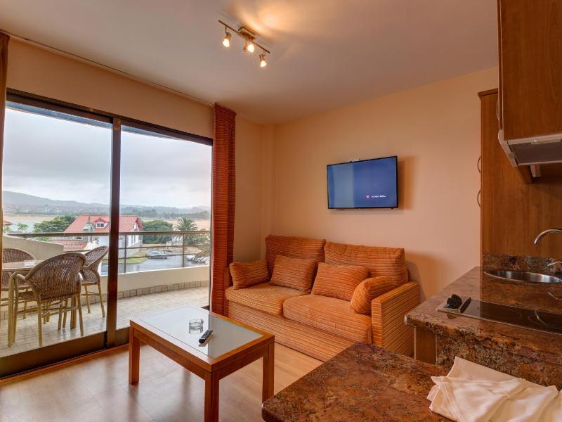 One-Bedroom Standard Apartment with Sea View (1-4 Adults) image 4