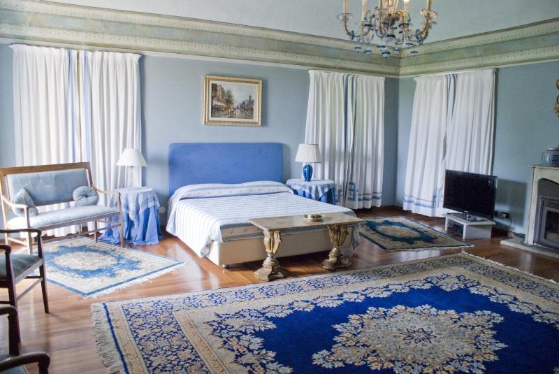 Queen Suite with Spa Bath image 4