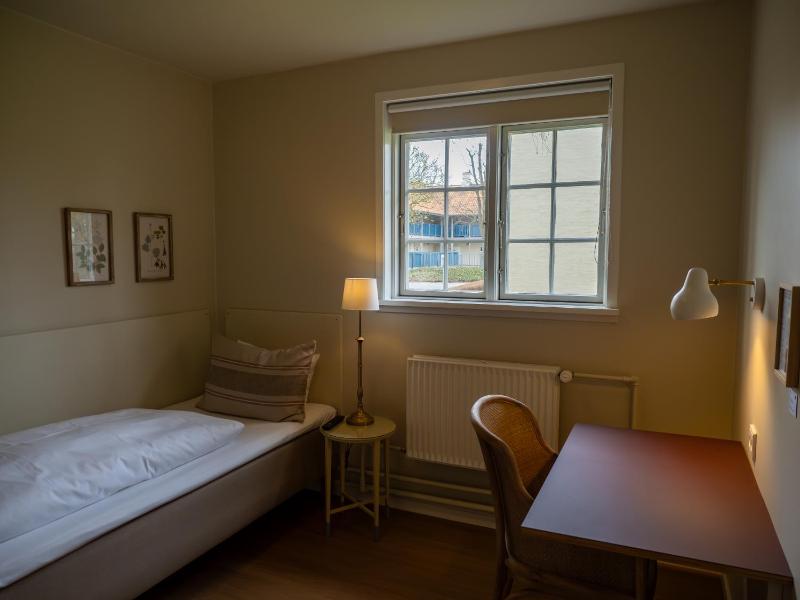 Small Single Room image 3