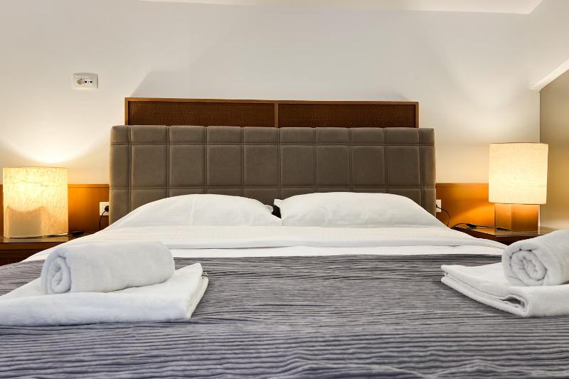 One-Bedroom Apartment with Sea View image 2