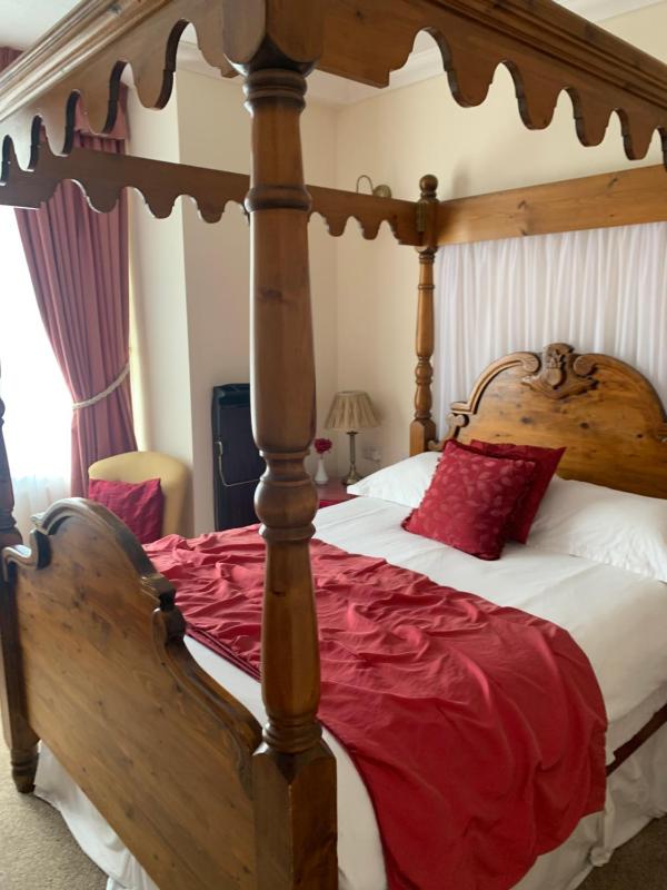Superior Four-Poster Double Room image 1