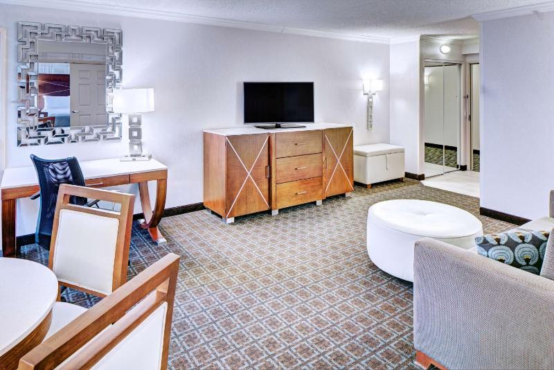 Two Room Suite - One King bed - Non-Smoking image 3