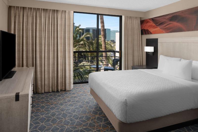 Embassy Suites By Hilton Hotel Phoenix-Biltmore - image 23