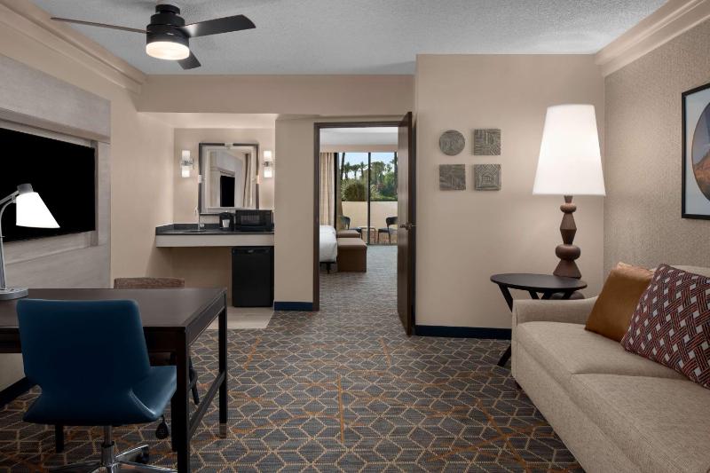Embassy Suites By Hilton Hotel Phoenix-Biltmore - image 49