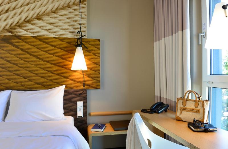 Standard Twin Room image 2