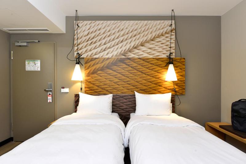 Twin Room image 2