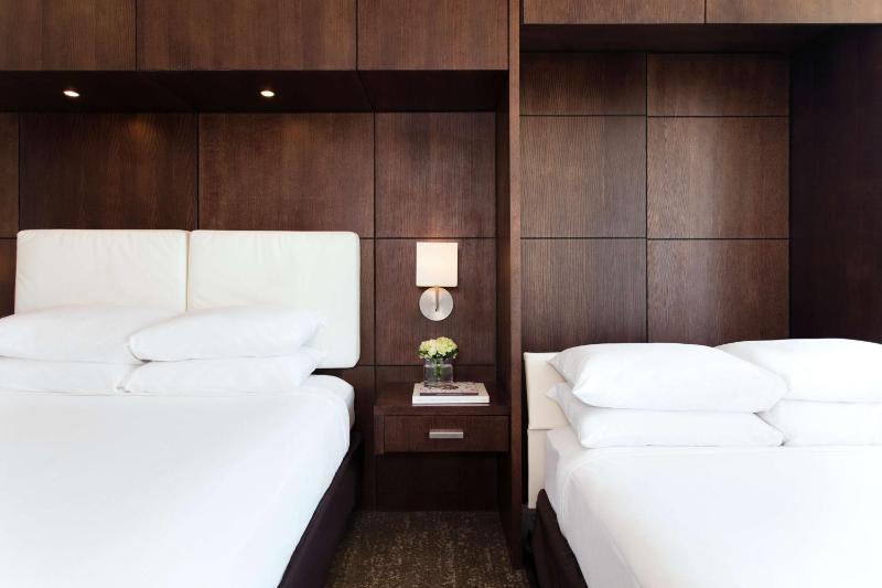 Queen Room with Extra Double Bed image 3