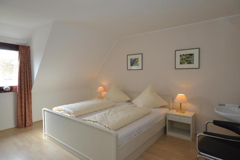 Double Room with Private Bathroom in Hallway image 1