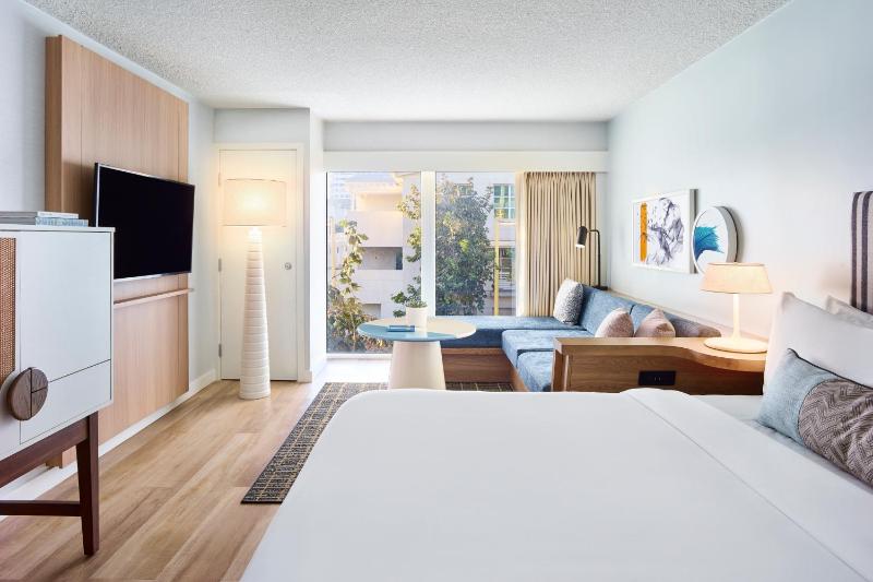 Standard King Room image 2