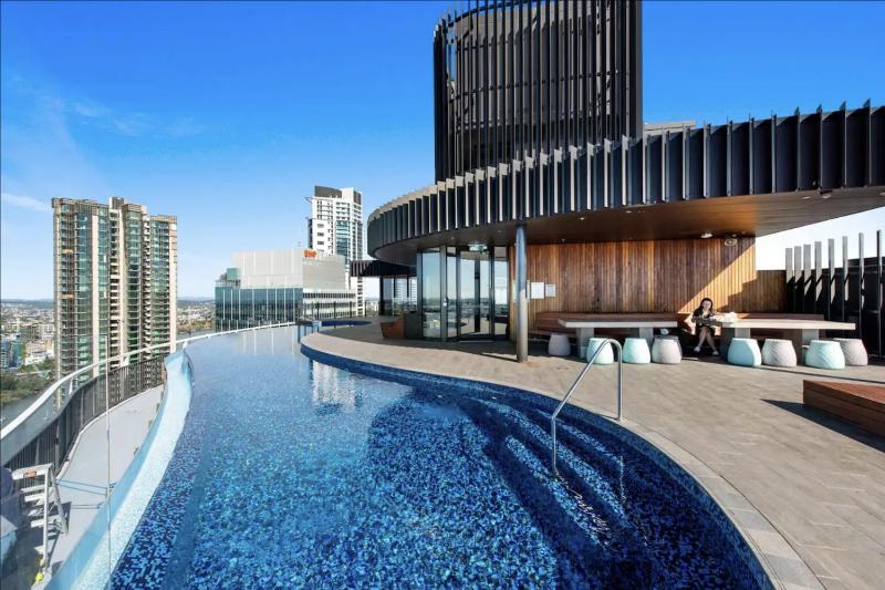 Executively Inspired - 2 Bed 2 Bath Apt on Queen St with Carpark Fast WiFi Rooftop Pool and Sleeps 5 - image 1