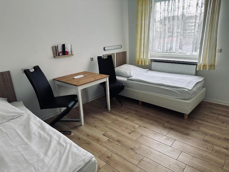 Standard Twin Room image 1
