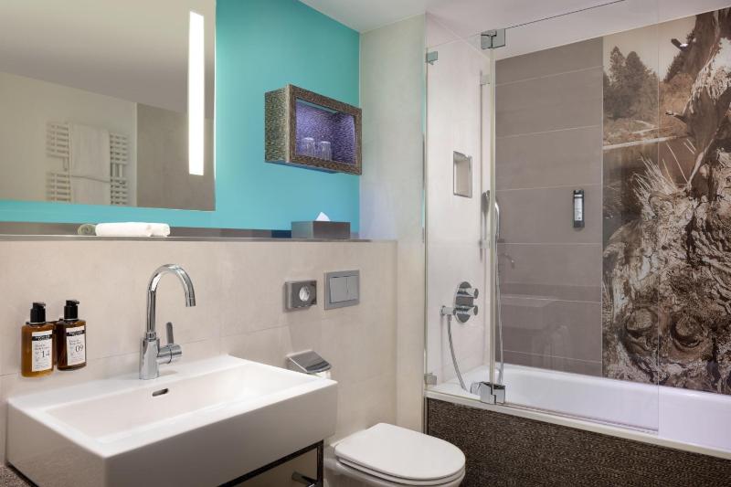 Deluxe King Room with Balcony and Garden View image 2