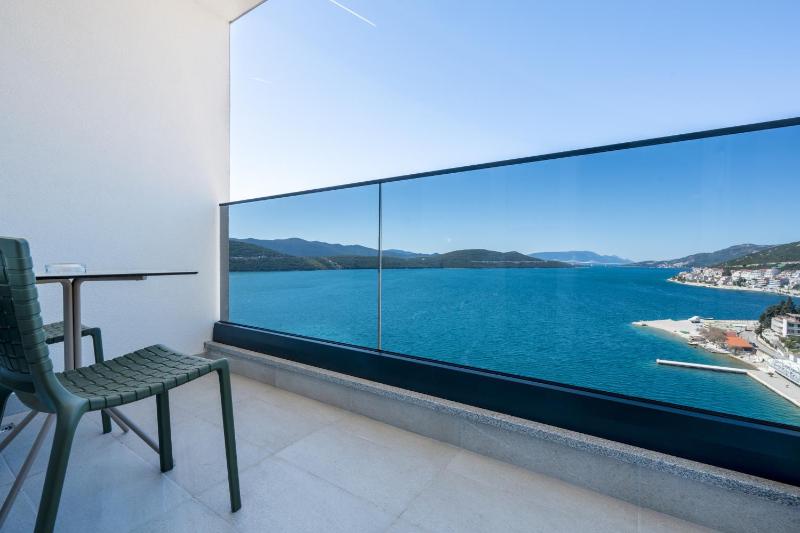 Double or Twin Room with Balcony and Sea View image 4