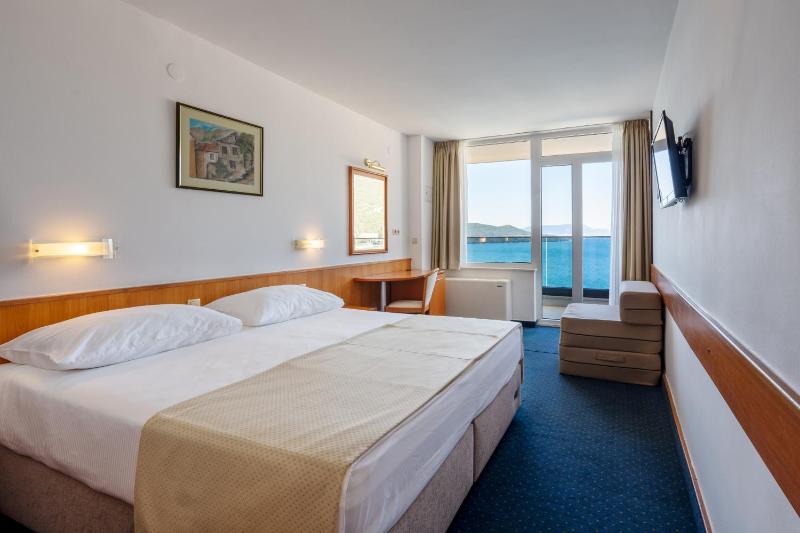 Double or Twin Room with Balcony and Sea View image 3