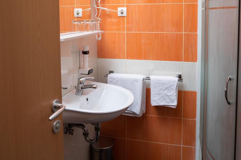 Twin Room image 3