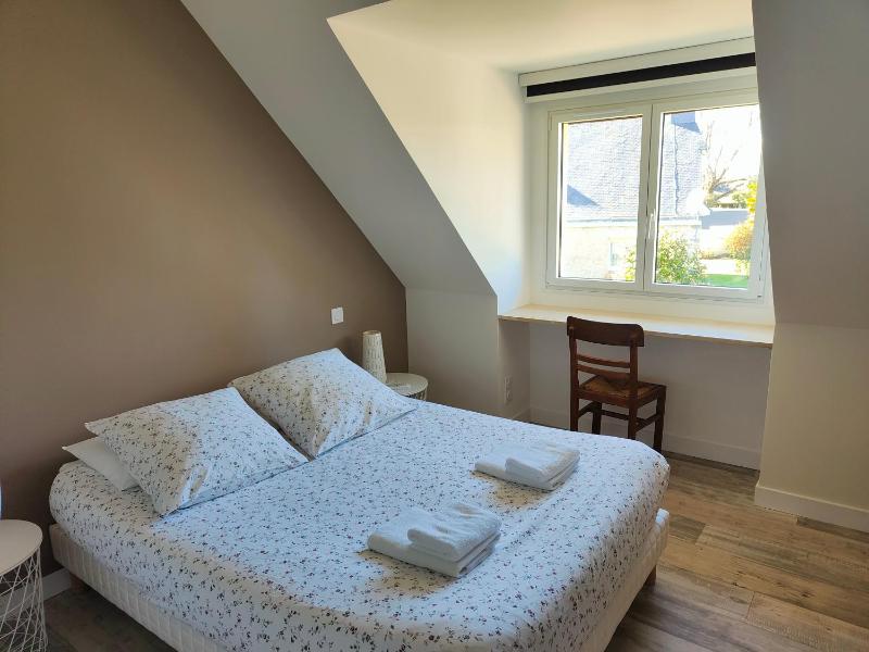 Chambre classique avec baignoire et douche sous mansarde image 4