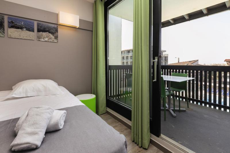 One-Bedroom Apartment image 4