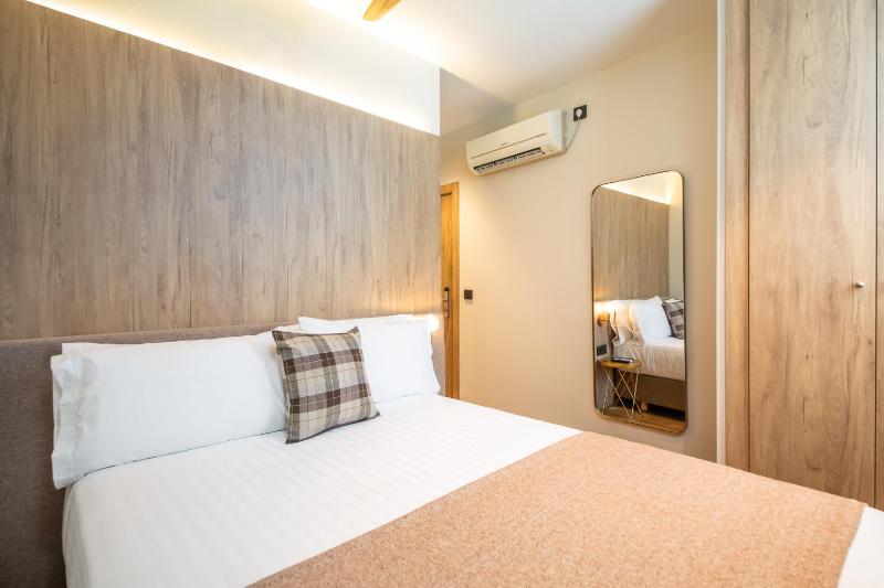 Small Double Room image 3