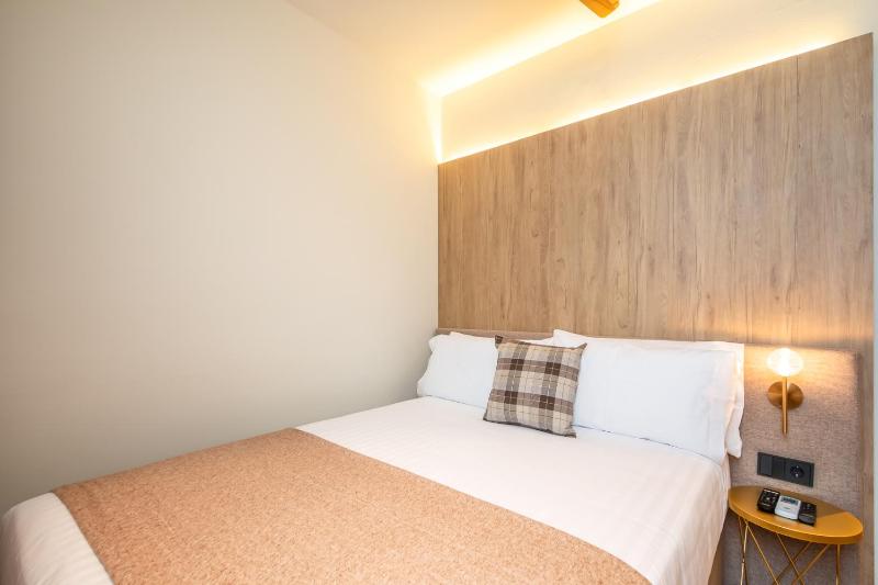 Small Double Room image 4