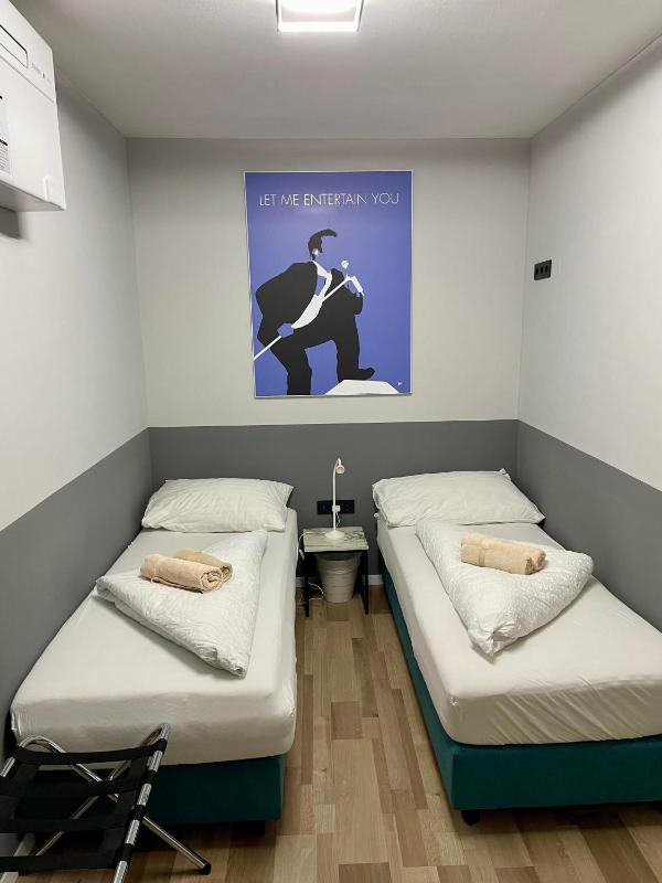 Twin Room image 4