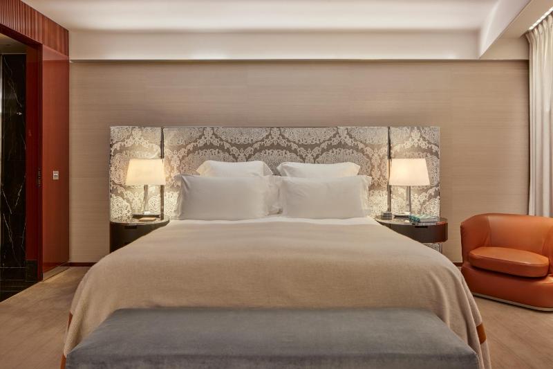Superior King Room image 3