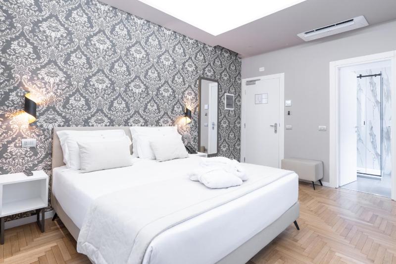 Deluxe Double Room image 3