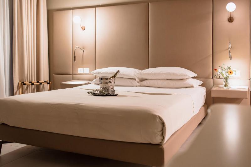 Superior Double Room image 3