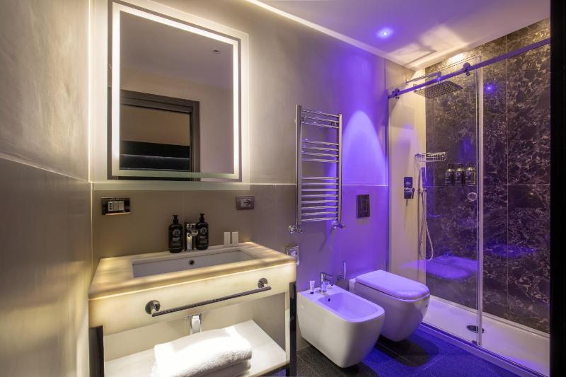 Deluxe Triple Room image 2