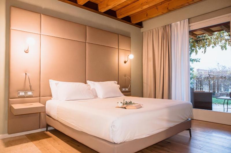 Deluxe Double Room image 3