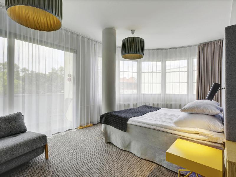 Deluxe Double or Twin Room image 4