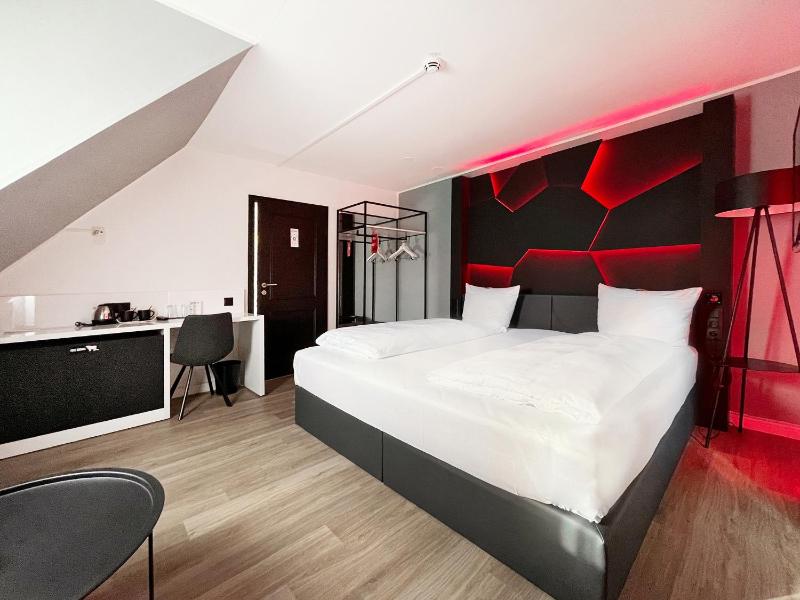 Double Room image 3