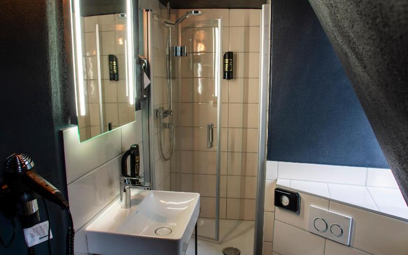 Single Room image 3