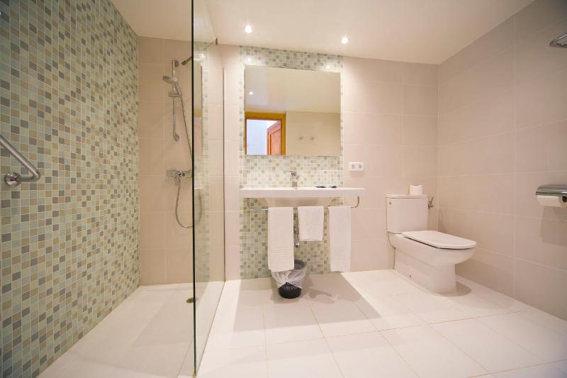 Twin Room (2 Adults + 1 Child) image 2