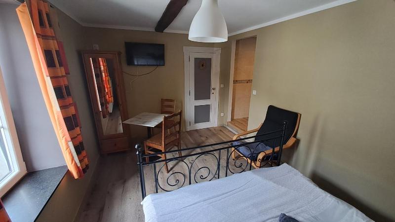 Small Double Room image 4