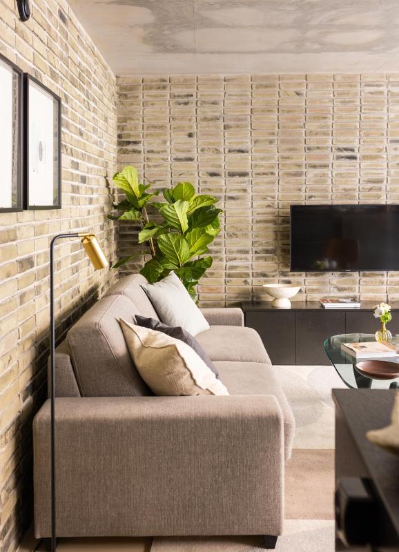 Superior One-Bedroom Apartment With Courtyard View image 4