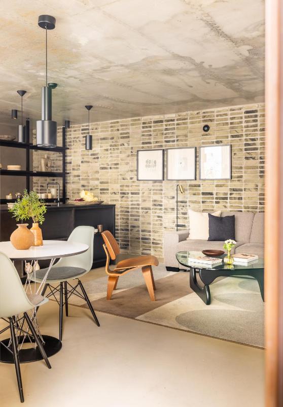 Superior One-Bedroom Apartment With Courtyard View image 2