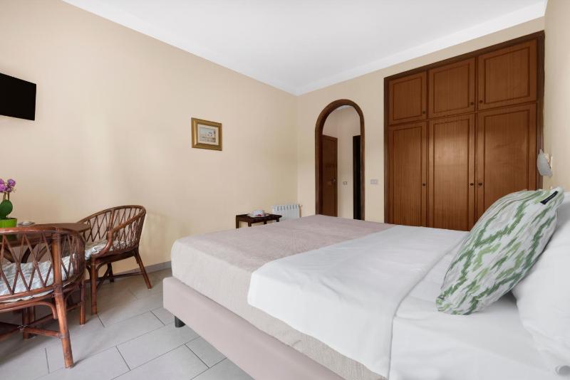 Double Room with Garden View image 3
