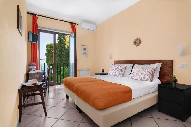 Double Room with Sea View image 3
