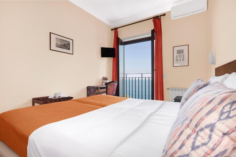 Double Room with Sea View image 1