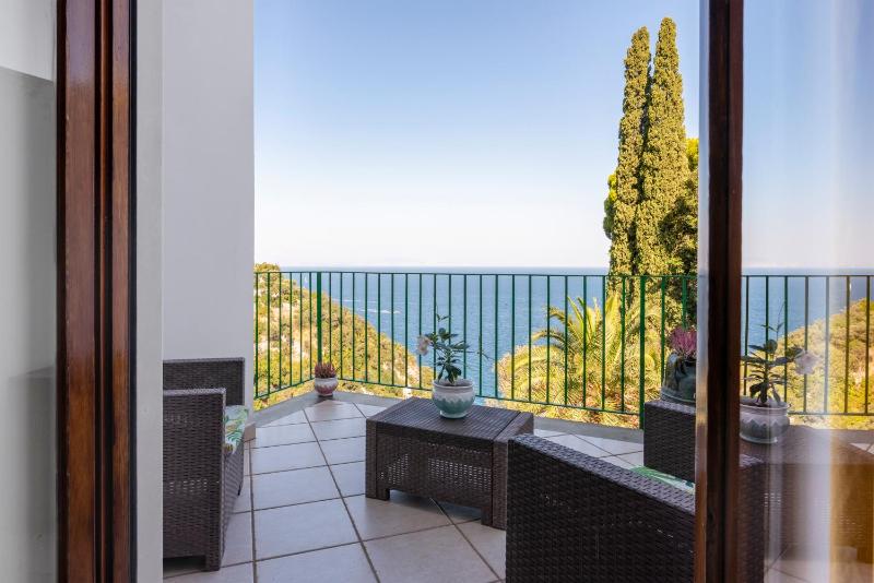 Triple Room with Sea View image 2
