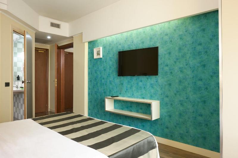 Standard Queen Room image 4