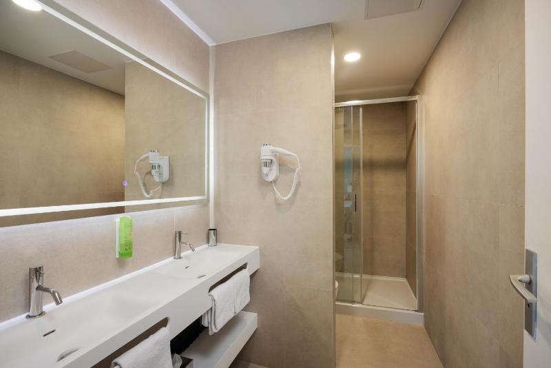 Deluxe Triple Room image 1