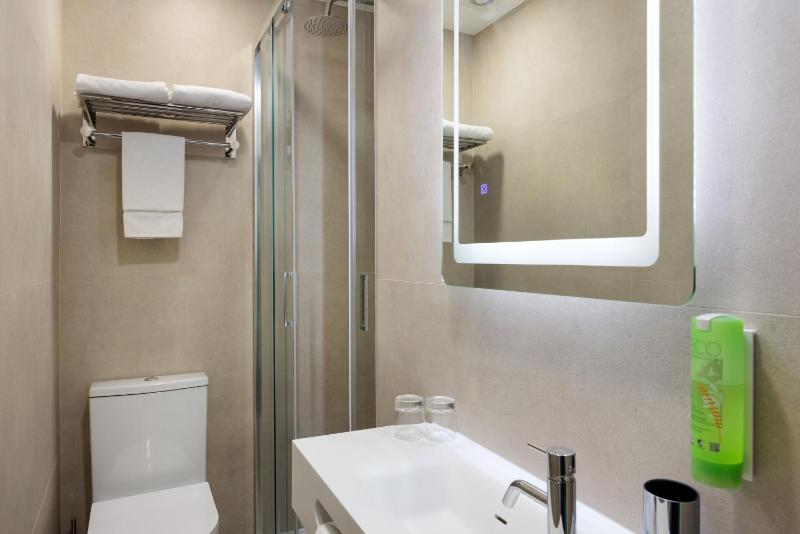 Deluxe Double Room with Balcony image 3